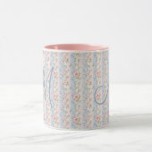Mug Initiale de monogramme Roses florales rayées rose (Centre)
