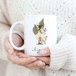 Mug Initiale I Boho Floral Orchid Green Nom personnali<br><div class="desc">Une tasse à café personnalisée avec un monogramme bohème "I",  avec des illustrations décoratives d'orchidées et de feuilles de palmier. Customisez facilement avec votre nom ou créez un cadeau unique pour vos proches.</div>