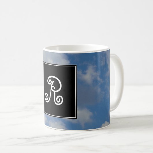 Mug Initiale personnalisée + nuages blancs/gris et cie (Devant droit)