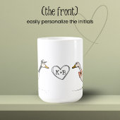 Mug Initiales personnalisées de l'oie de baiser Couple