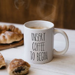 Mug Insérer le café pour commencer la typographie Drôl<br><div class="desc">Commencez votre journée avec un petit humour. Cela fait partie de la collection "pour l'amour du café".</div>