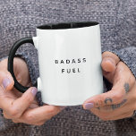 Mug Insigne Combustible Drôle Humour Devis tendance<br><div class="desc">S'il y a une chose que nous aimons plus que le café, c'est un badass qui boit du café. Tasse à café branchée et amusante qui dit "Carburant de Badass" dans la typographie moderne sur la tasse à café à deux tons. Disponible dans beaucoup plus de couleurs intérieures. Un cadeau...</div>