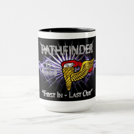 Mug Insigne de Pathfinder-“Premier entré, dernier sort (Centre)