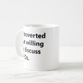 Mug Introverted, mais prêt à discuter des ovnis (Devant gauche)
