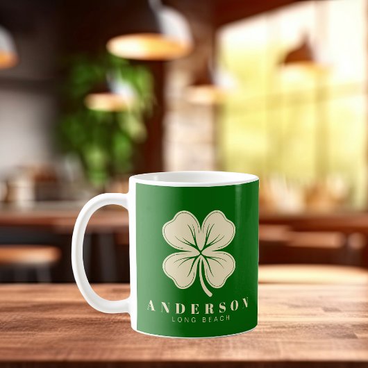 Mug Irlandais Lucky Four Leaf Clover avec le nom vert