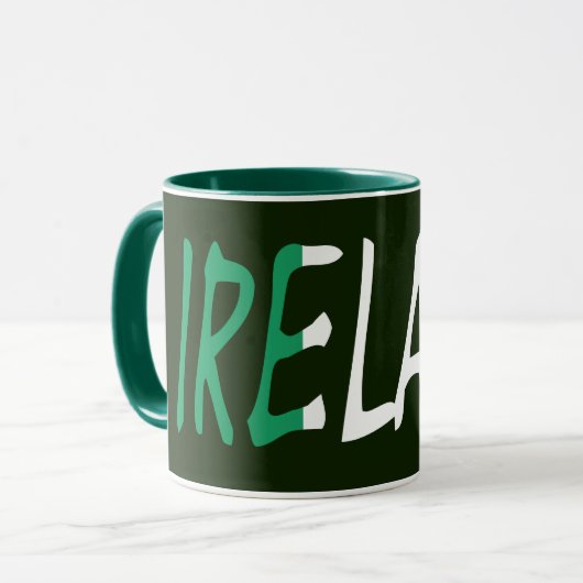 Mug Irlande écrasée sur le drapeau irlandais (Devant gauche)
