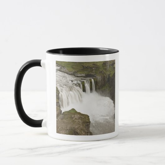 Mug Islande. La cascade de Hafragilsfoss en (Gauche)