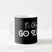 Mug It’s Okay to Go Slow – Minimal Motivation Quote (Devant gauche)