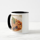 Mug Italie, Positano. Plaque de pâtes et aubergines. (Devant gauche)