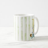 Mug J, initiale dorée, sur rayures bleues et blanches (Devant droit)