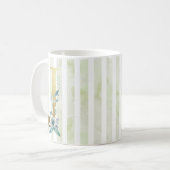 Mug J, initiale dorée, sur rayures bleues et blanches (Devant gauche)