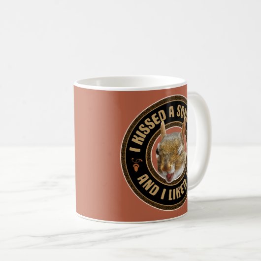 Mug J'ai embrassé un écureuil - drôle de parodie (Devant droit)