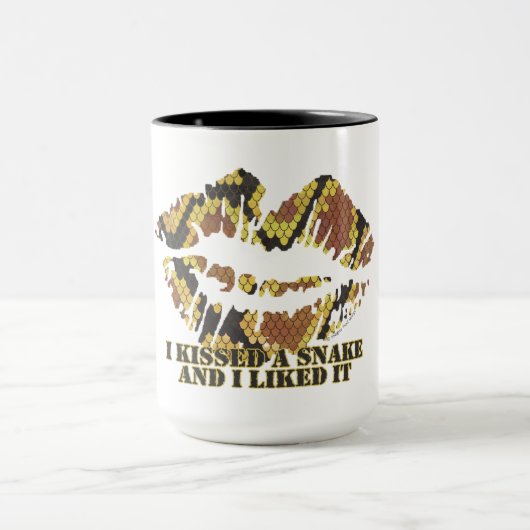 Mug J'ai embrassé un serpent Brown et l'impression or (Centre)