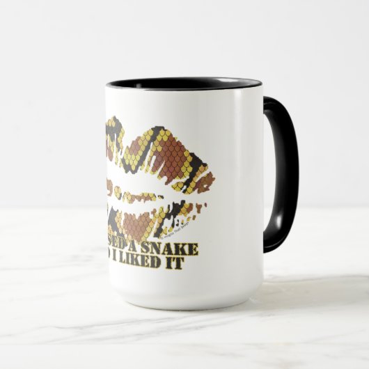 Mug J'ai embrassé un serpent Brown et l'impression or (Devant droit)