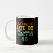Mug J'ai l'air de 30 ans, j'agis comme si j'avais 20 a (Gauche)