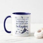 Mug J'ai l'air d'écouter Funny Kayak<br><div class="desc">"J'AIMERAIS PEUT-ÊTRE VOUS ÉCOUTER MAIS DANS MA TÊTE,  JE SUIS EN TRAIN DE KAYAKING" lit le drôle de slogan sur cette tasse à café dans les tons bleus avec l'illustration d'un kayak dans un kayak et d'un poisson qui saute. Il fait un grand cadeau pour les kayakistes.</div>