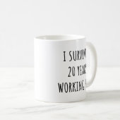 Mug J'Ai Survécu 20 Ans À Travailler Ici Drôle Retrait (Devant droit)