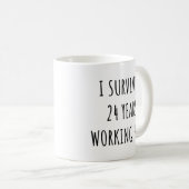 Mug J'Ai Survécu 24 Ans À Travailler Ici Drôle Retrait (Devant droit)
