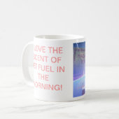 MUG J'AIME LE PARFUM DU KÉROSÈNE PENDANT LE MATIN !. (Devant gauche)