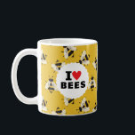 Mug J'Aime Les Abeilles Motivées Jaune<br><div class="desc">Pour l'apiariste en herbe,  fervent jardinier ou entomologiste de voisinage,  cette tasse jaune est une passion pour les pollinisateurs avec le texte classique "I Heart Bees" sur un cercle blanc sur un motif d'abeilles illustrées et à l'apparence amicale.</div>