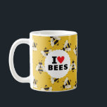 Mug J'Aime Les Abeilles Motivées Jaune<br><div class="desc">Pour l'apiariste en herbe,  fervent jardinier ou entomologiste de voisinage,  cette tasse jaune est une passion pour les pollinisateurs avec le texte classique "I Heart Bees" sur un cercle blanc sur un motif d'abeilles illustrées et à l'apparence amicale.</div>