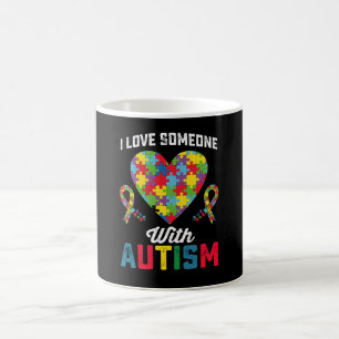Mug J'aime quelqu'un avec la sensibilisation à l'autis