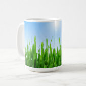 Mug Jardin à l'herbe verte avec conception de ciel ble (Devant gauche)
