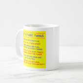 Mug Jaune identique de questions de jumeaux (Devant gauche)