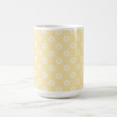 MUG JAUNE PASTEL AVEC RANGÉES DE FLEURS BLANCHES (Centre)