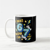 Mug J'avais 6 ans maintenant j'ai 7 ans à carreaux gam (Gauche)