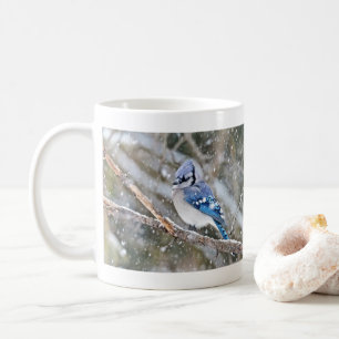 Mug Jay bleu dans une tempête de neige