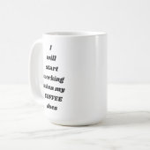 Mug Je commencerai à travailler quand mon CAFÉ attaque (Devant gauche)
