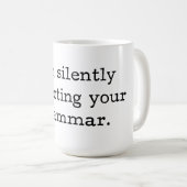 Mug Je corrige silencieusement votre grammaire (Devant droit)