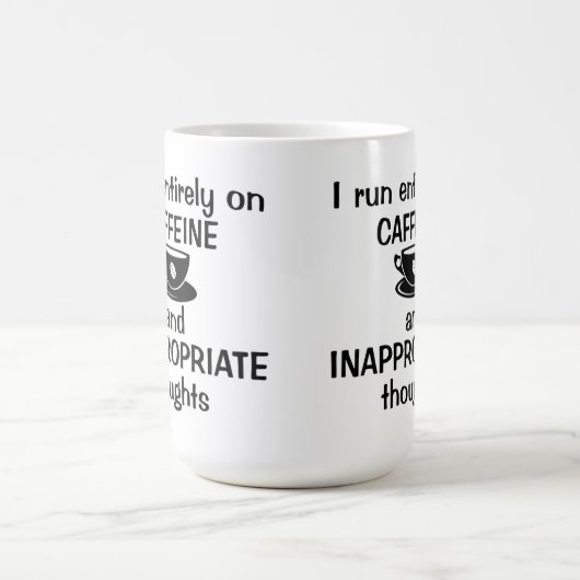 Mug Je cours entièrement sur la caféine (Centre)