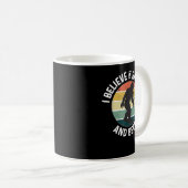 Mug Je Crois En T-Shirt Bigfoot Et Beer Sasquatch (Devant droit)