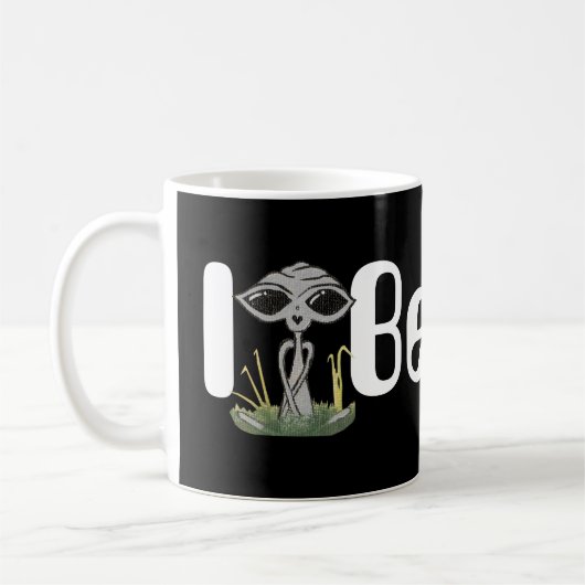 Mug Je crois l'alien s'asseyant (Gauche)
