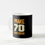 Mug Je fais 70 Look Good 70th Birthday Gift<br><div class="desc">Idée cadeau d'anniversaire parfait pour les hommes / les femmes - Je fais 70 Look Good tee. Un cadeau génial pour papa, frère, soeur, mari, petit ami, fils, oncle, neveu, petite amie, maman, mère, adulte, amis. Il est temps de faire la fête et de célébrer l'âge de 70 ans !...</div>