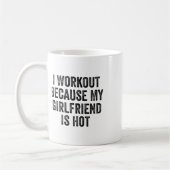 Mug Je fais de l'exercice parce que ma petite amie est (Gauche)
