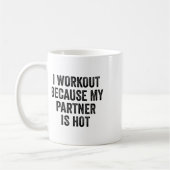 Mug Je fais de l'exercice parce que mon partenaire est (Gauche)
