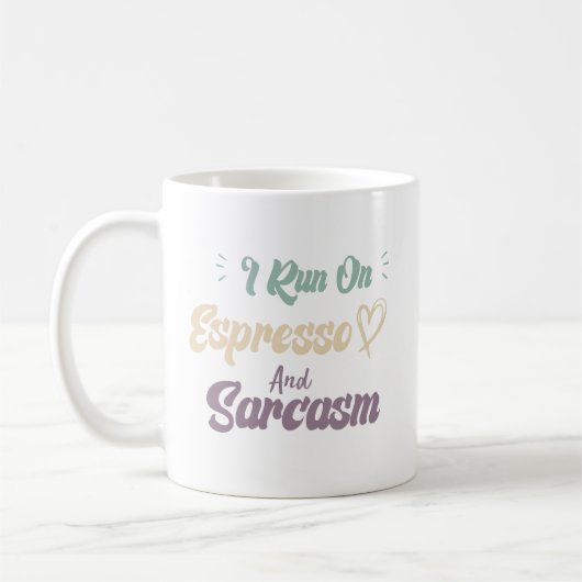 Mug Je fonctionne à l'espresso et au sarcasme Citation (Gauche)