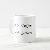 Mug Je fonctionne au café et au sarcasme, Cadeau amusa (Devant gauche)