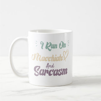 Mug Je fonctionne au Macchiato et au sarcasme Citation