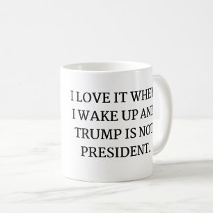 MUG JE L'AIME QUAND JE ME RÉVEILLE ET TRUMP N'EST PAS
