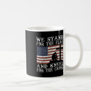 Mug Je me tiens debout pour le drapeau et je m'agenoui