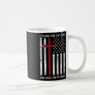 Mug Je me tiens pour le drapeau, agenouillé pour la cr