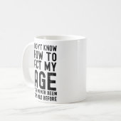 Mug Je ne sais pas comment agir en fonction de mon âge (Devant gauche)