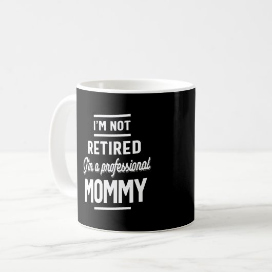 Mug Je ne suis pas à la retraite Je suis une maman pro (Devant gauche)