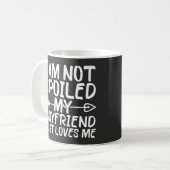 Mug Je ne suis pas gâtée, mon petit ami m'aime juste (Devant gauche)