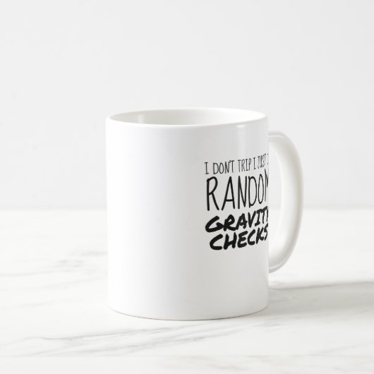 Mug Je ne voyage pas juste faire Random Gravity Checks (Devant droit)