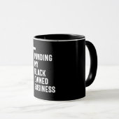 Mug Je pense à mon entreprise noire chemise Entreprene (Devant droit)